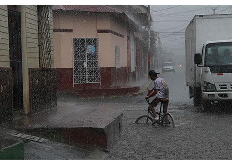 Torrencial lluvia con tormentas eléctricas sorprende a familias de Masaya