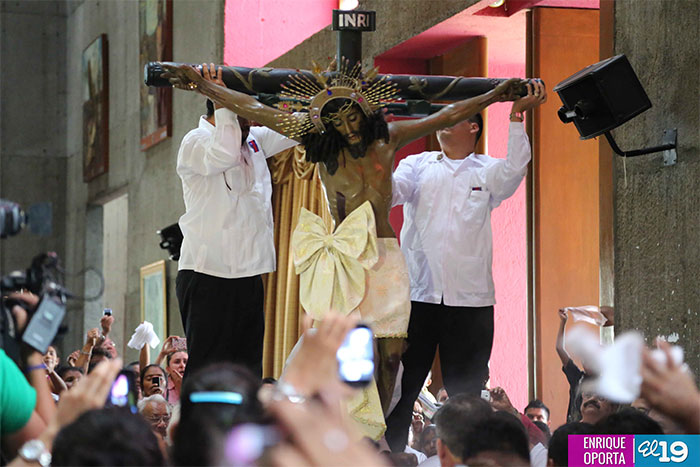 Católicos participan en la bajada de la imagen de la Sangre de Cristo