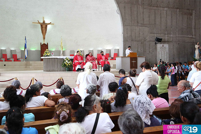 Católicos participan en la bajada de la imagen de la Sangre de Cristo
