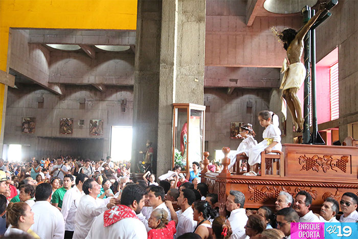 Católicos participan en la bajada de la imagen de la Sangre de Cristo