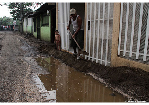 Torrencial lluvia con tormentas eléctricas sorprende a familias de Masaya