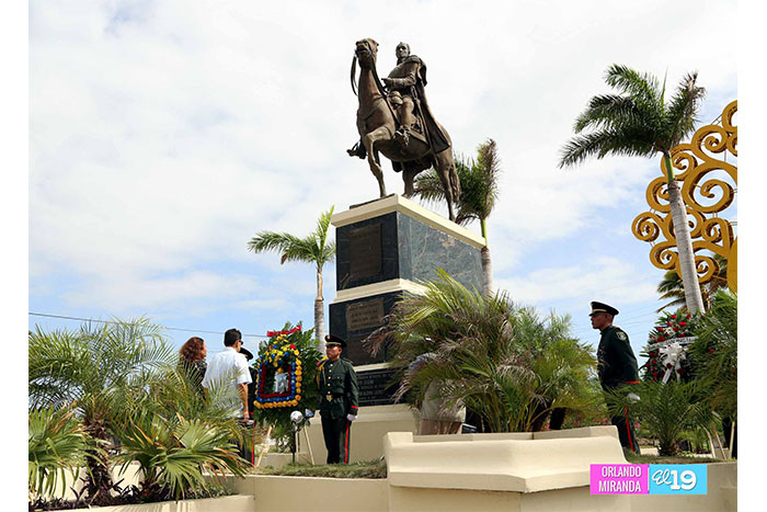 Flores en la estatua ecuestre del libertador Simón Bolívar