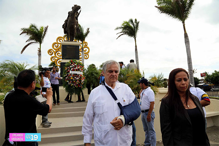 Flores en la estatua ecuestre del libertador Simón Bolívar