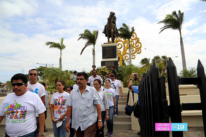 Flores en la estatua ecuestre del libertador Simón Bolívar