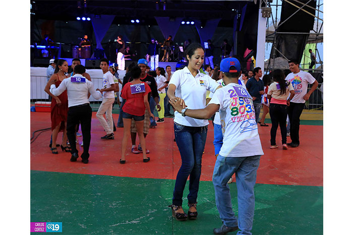 Salseros de Nicaragua pusieron a prueba su resistencia durante festival de baile