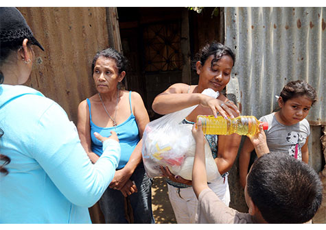 Mil 500 familias protagonizan nueva entrega de paquetes de alimentos