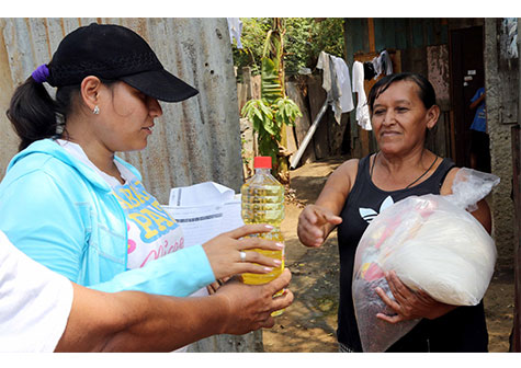 Mil 500 familias protagonizan nueva entrega de paquetes de alimentos