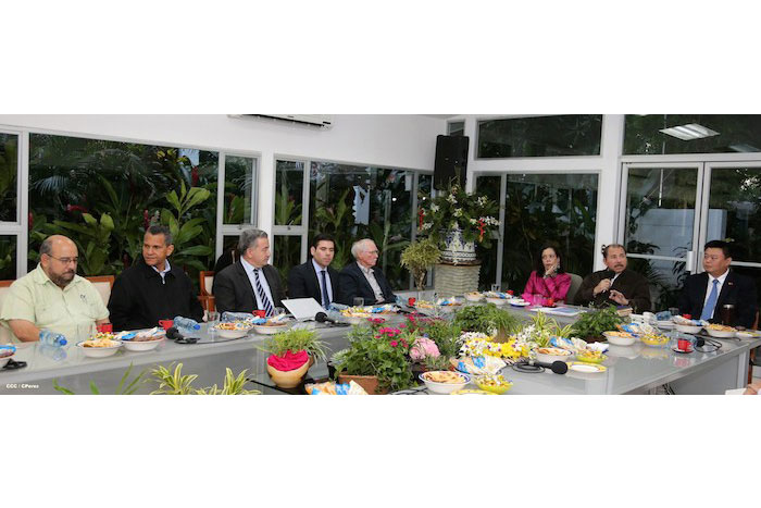Daniel y Rosario se reúnen con presidente de HKND, señor Wang Jing