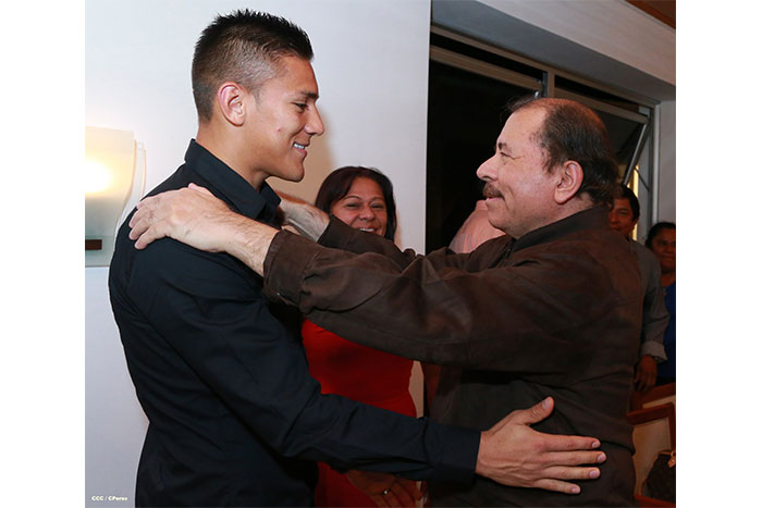 Presidente Daniel recibe al seleccionado de origen nicaragüense, Oscar Duarte