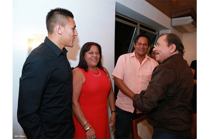 Presidente Daniel recibe al seleccionado de origen nicaragüense, Oscar Duarte