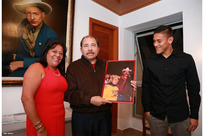 Presidente Daniel recibe al seleccionado de origen nicaragüense, Oscar Duarte