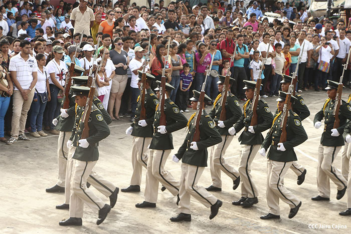 Ejército y familias de León protagonizan gigantesca marcha recordando a héroes estudiantiles  