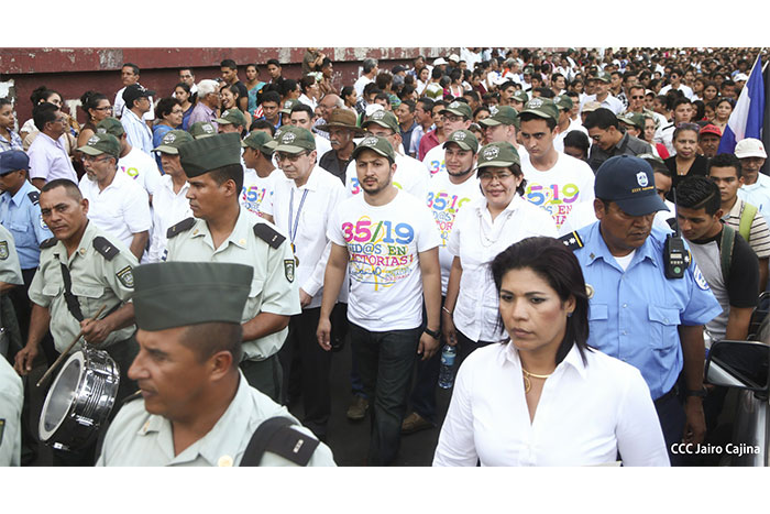 Ejército y familias de León protagonizan gigantesca marcha recordando a héroes estudiantiles  