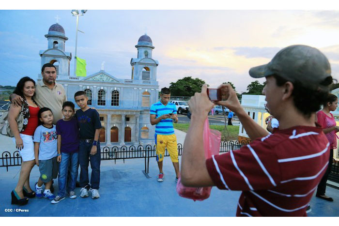 Familias disfrutan la belleza y creatividad del Paseo Xolotlán