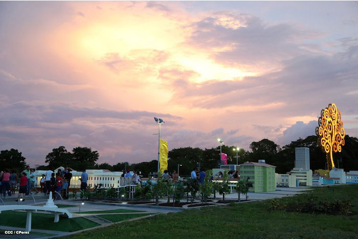 Familias disfrutan la belleza y creatividad del Paseo Xolotlán