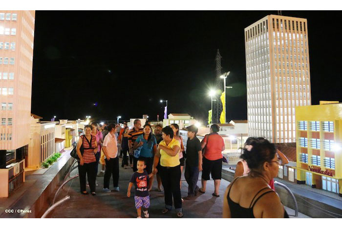 Familias disfrutan la belleza y creatividad del Paseo Xolotlán