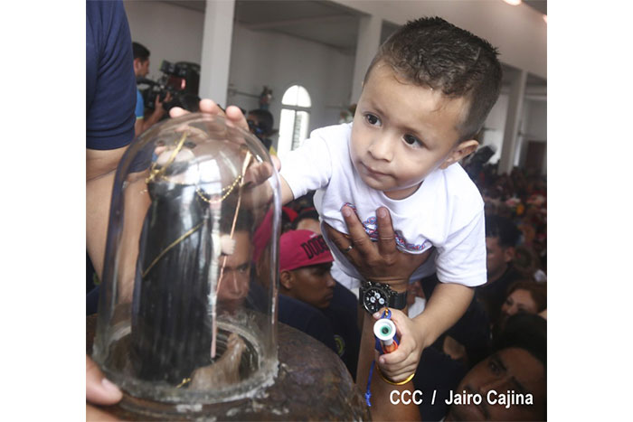 Devotos de Santo Domingo de Guzmán participan de la bajada de su santuario