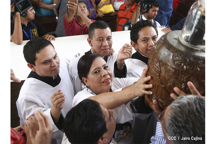 Devotos de Santo Domingo de Guzmán participan de la bajada de su santuario