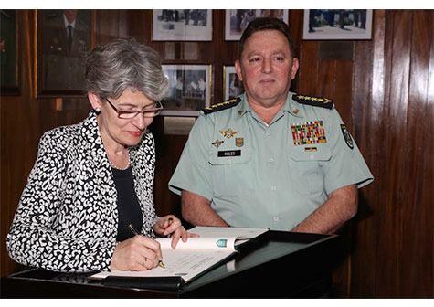Jefe del Ejército recibe a Directora de la UNESCO