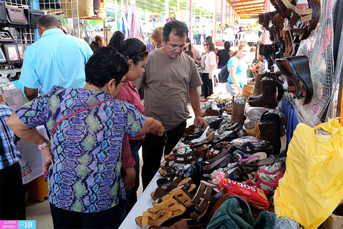 Disfrutan a lo grande Feria de la Economía Familiar