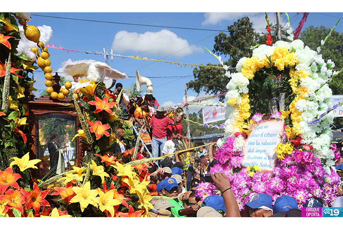 Con alegría y fervor miles acompañan a Santo Domingo hacia Las Sierritas