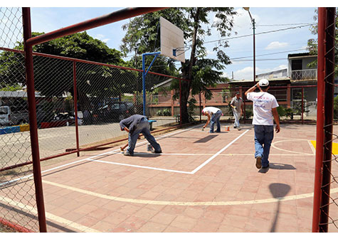 Jóvenes sandinistas remozan los parques de Managua