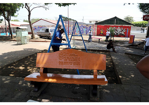 Jóvenes sandinistas remozan los parques de Managua
