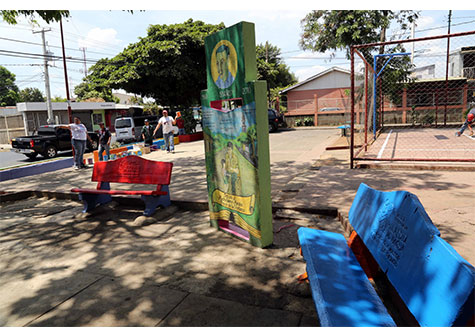 Jóvenes sandinistas remozan los parques de Managua