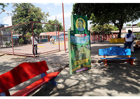 Jóvenes sandinistas remozan los parques de Managua