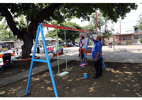 Jóvenes sandinistas remozan los parques de Managua