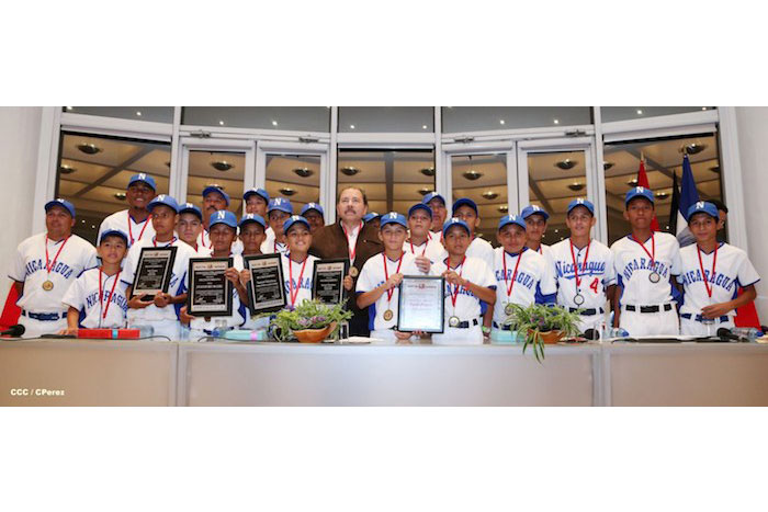 Daniel se reúne con campeones del Torneo Panamericano de Beisbol Infantil AA