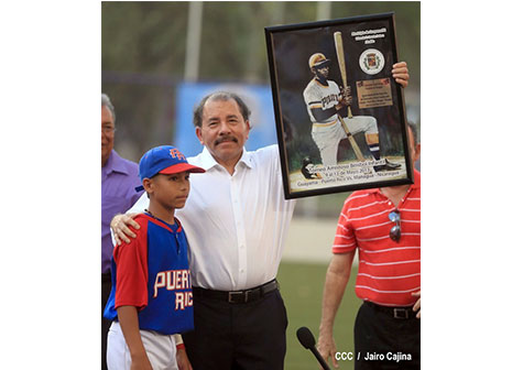 Daniel inaugura Estadio de Béisbol Infantil "Roberto Clemente" (VIDEO)