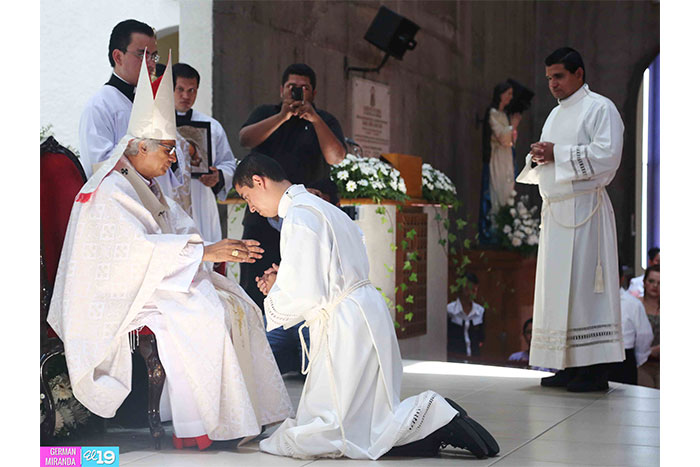 Cardenal Brenes celebra 40 años de vida sacerdotal nombrando nuevos diáconos