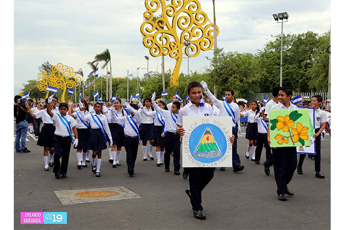 Estudiantes de los distritos I y II protagonizan el inicio de los desfiles patrios ‘Nicaragua Mía 2014’