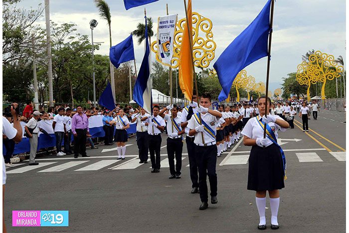 Estudiantes de los distritos I y II protagonizan el inicio de los desfiles patrios ‘Nicaragua Mía 2014’