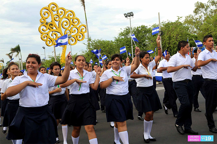 Estudiantes de los distritos I y II protagonizan el inicio de los desfiles patrios ‘Nicaragua Mía 2014’