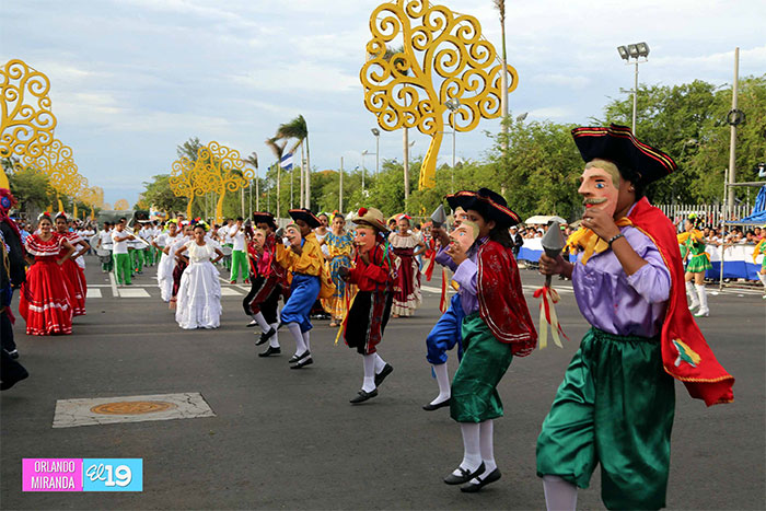 Estudiantes de los distritos I y II protagonizan el inicio de los desfiles patrios ‘Nicaragua Mía 2014’