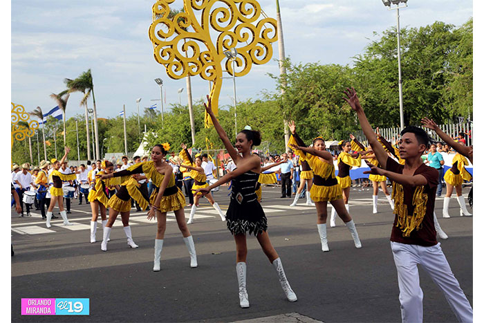 Estudiantes de los distritos I y II protagonizan el inicio de los desfiles patrios ‘Nicaragua Mía 2014’