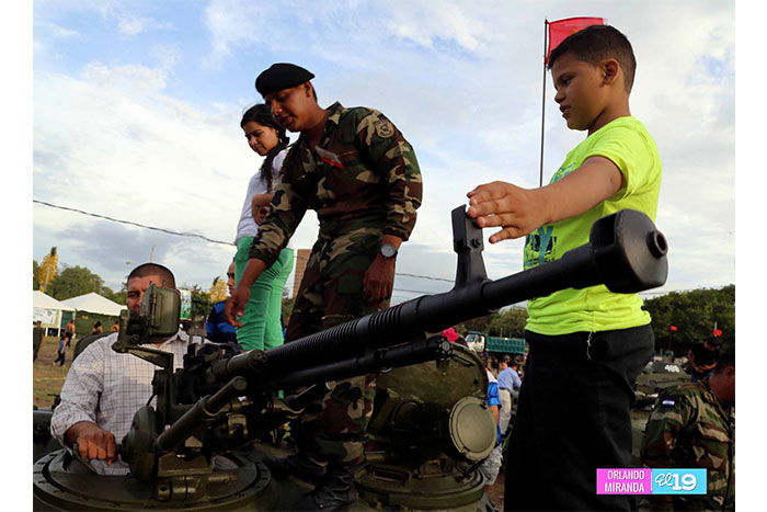 Miles de familias asisten a exposición estática del Ejército
