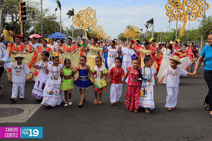Dedican desfile patrio al 34 aniversario de la Cruzada Nacional de Alfabetización