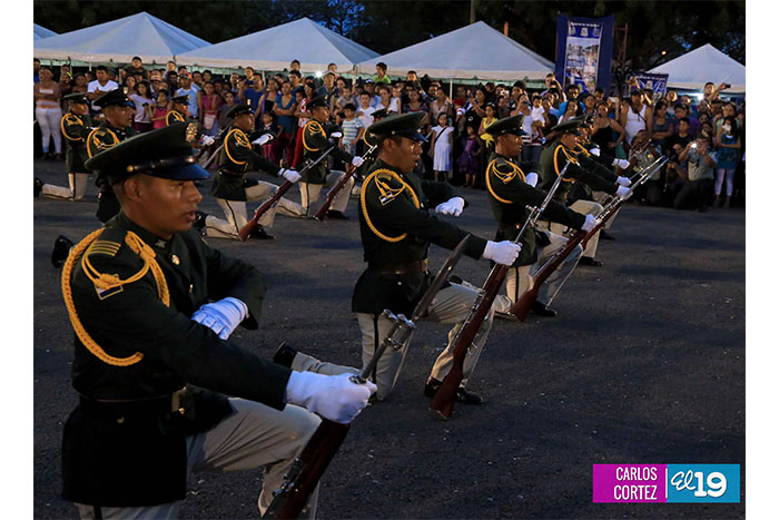 Familias disfrutan de exposición militar