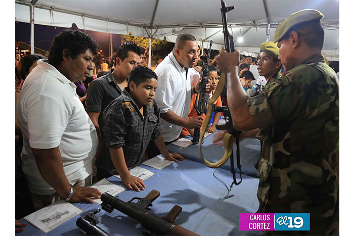 Familias disfrutan de exposición militar