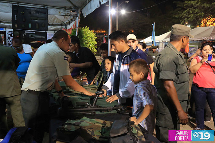 Familias disfrutan de exposición militar