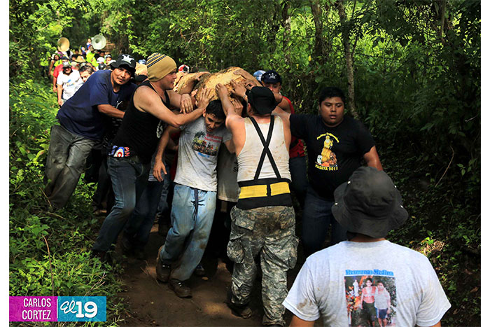 Celebran alegre tradición del Palo Lucio en Masaya