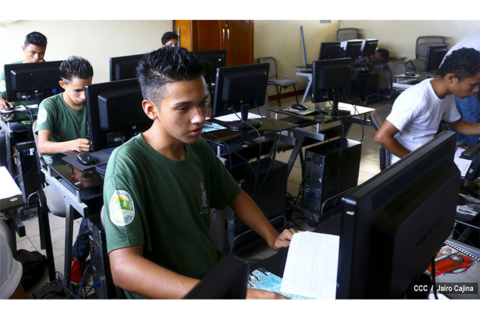 Policía Nacional apoya el desarrollo de la juventud a través de la educación