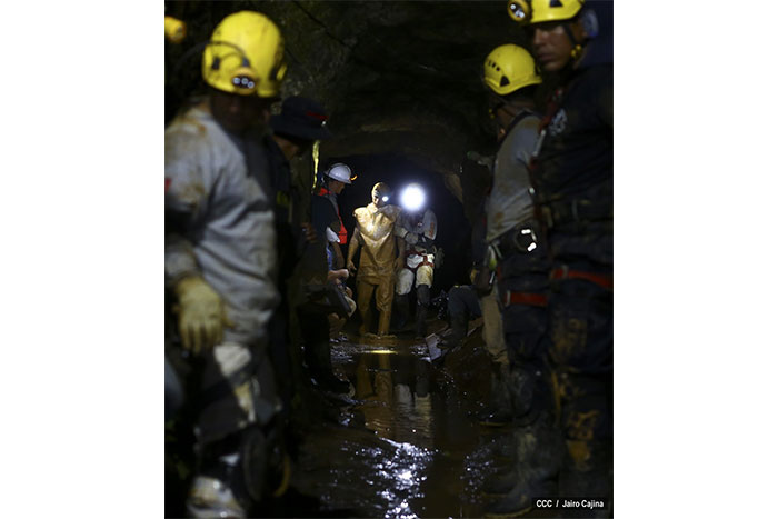 Rescatan con vida a los 20 mineros de Bonanza