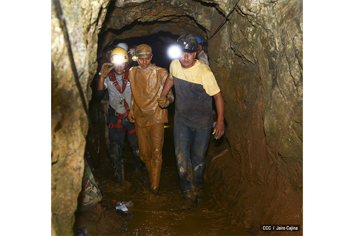 Rescatan con vida a los 20 mineros de Bonanza