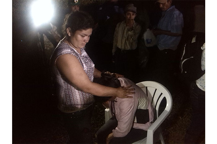 Familiares de mineros desaparecidos se encuentran a la espera de un milagro 