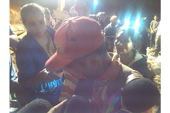 Familiares de mineros desaparecidos se encuentran a la espera de un milagro 