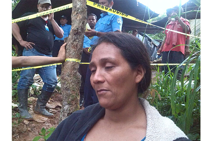 Familiares de mineros desaparecidos se encuentran a la espera de un milagro 